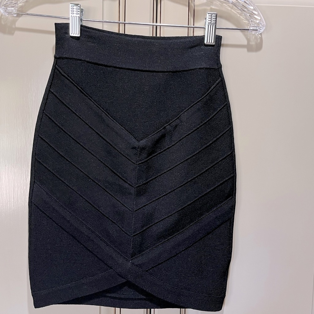 XS Bebe mid-length, form-fitting silhouette little black skirt